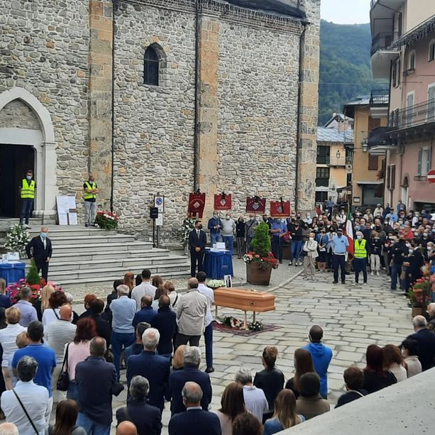 Tutta Limone per l'addio a Fabrizio Viale: &quot;Non possiamo che ringraziarlo perché ci ha detto che la vita va vissuta con intensità&quot;