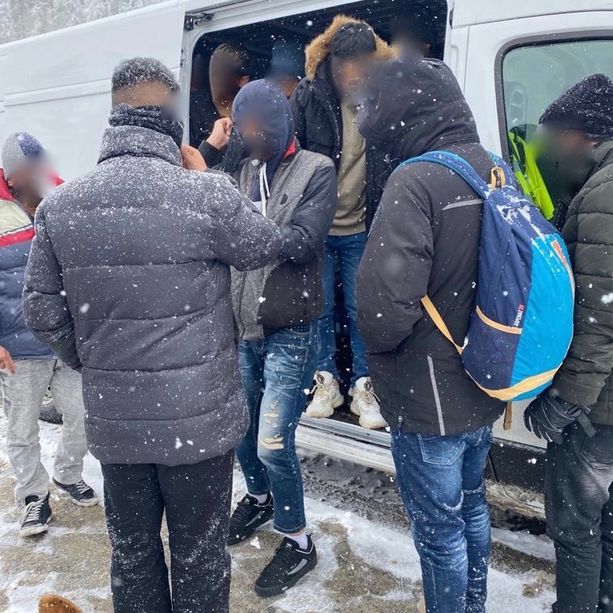 In 35 stavano tentando di raggiungere la Francia: a fermarli la sindaca di Argentera