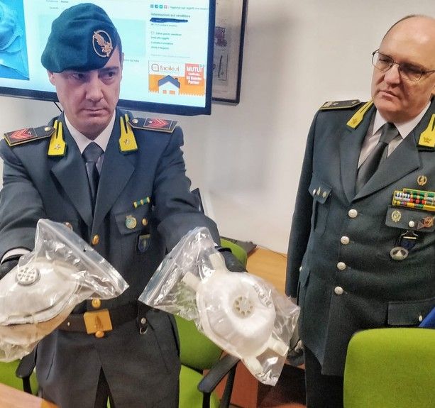 Mascherine, guanti e spray contro il Coronavirus: la Finanza di Torino scopre truffa sul web, 14 imprenditori italiani coinvolti