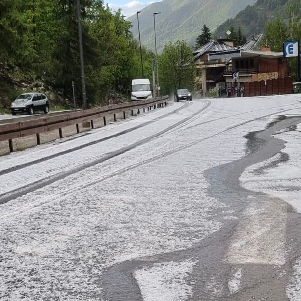 Una violenta grandinata imbianca le strade di Limone Piemonte