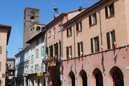 Alba, tricolori ai balconi ed eventi virtuali per celebrare insieme l’anniversario della Liberazione