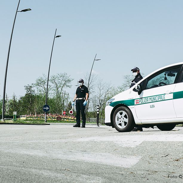 Alba, in fuga senza patente su un’auto priva di assicurazione: multa da 6mila euro per una 40enne