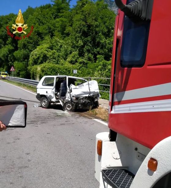 Incidente a Demonte, auto contro camion: morto un 71enne