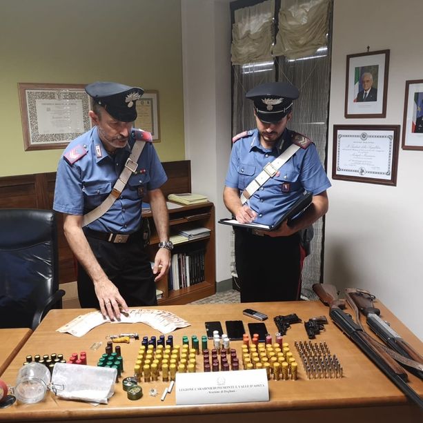 Dogliani, in casa droga e armi: un 61enne agli arresti domiciliari
