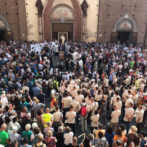 I cinque chilometri, bara in spalla, per dire &quot;Grazie, Madre Elvira&quot; [FOTO]