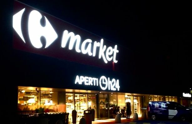 Le minacce al supermercato, poi calci e pugni in discoteca: a giudizio per rapina e lesioni
