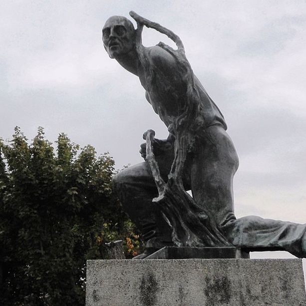 La Morra, a processo i presunti ladri ma della Statua del Vignaiolo nessuna traccia