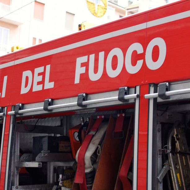 Trattore trancia tubo del gas a Santa Vittoria d'Alba, intervento di vigili del fuoco e tecnici Egea