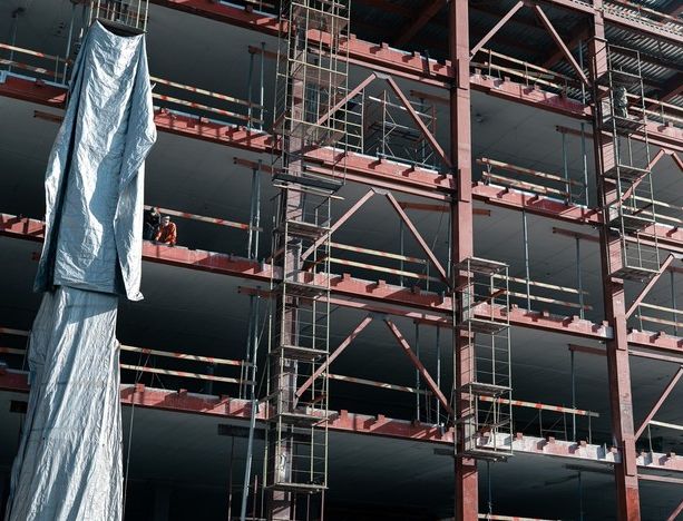 Operaio cadde nel vuoto per 7 metri di altezza, la Procura chiede la condanna del capocantiere