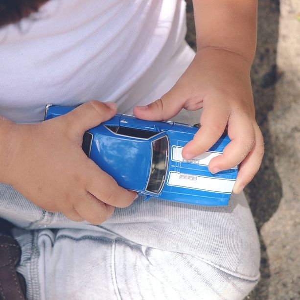 &quot;Il bambino può fare meno rumore?&quot;. E scoppiò la rissa in cortile tra vicini di casa a Mondovì: condannati madre e figlio