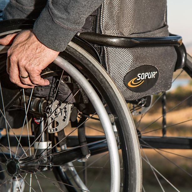 Corsi di sci e ristoranti pagati  coi soldi del cognato disabile:  la Procura la accusa di peculato