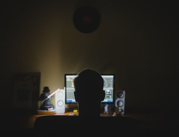 Chat con minorenni, foto di ragazzine nude, proposte di soldi, droga e sesso: condannato