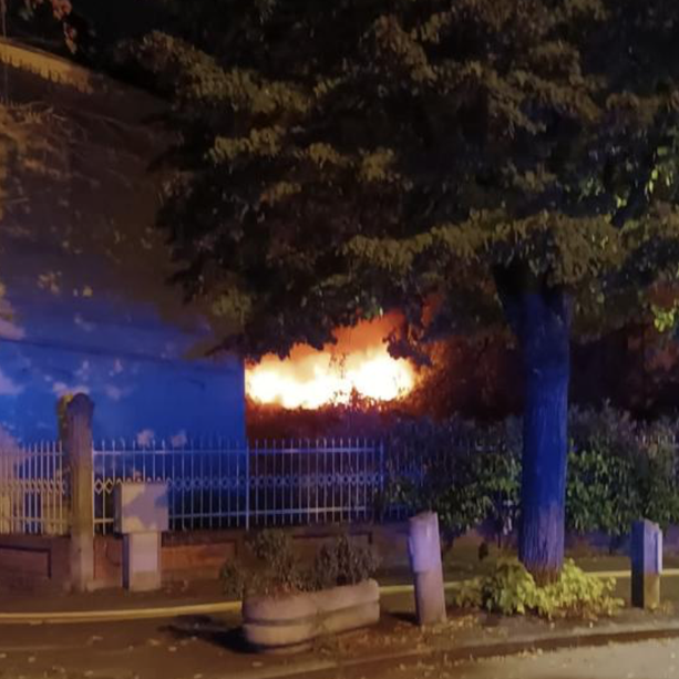 Fermato dai carabinieri con un accendino mentre la casa va a fuoco: arrestato con l'accusa di incendio doloso