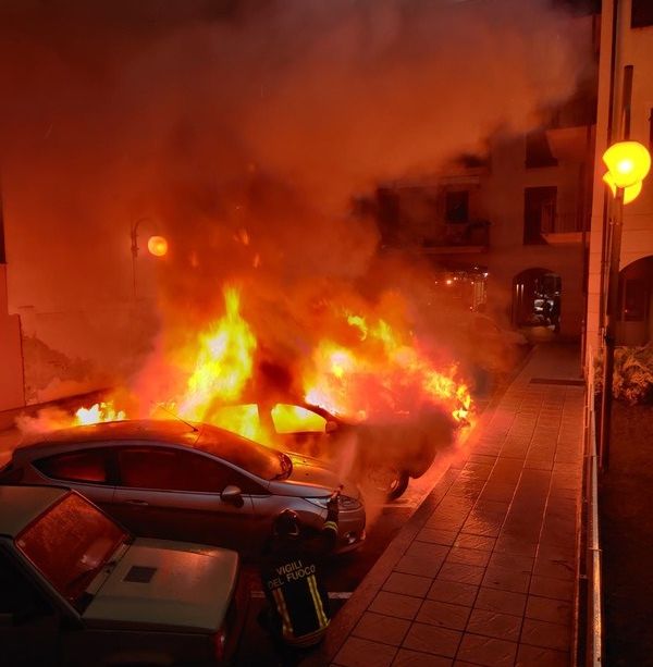 Due incendi a pochi minuti di distanza l’uno dall’altro. Intervengono i vigili del fuoco