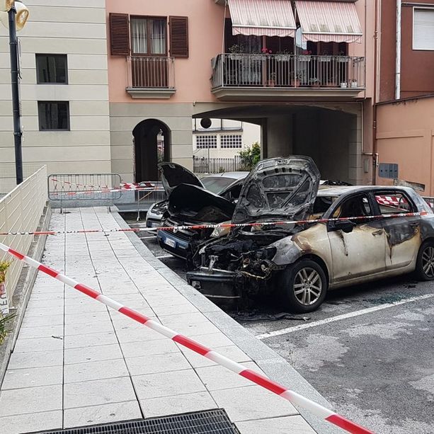Tre auto a fuoco a Borgo San Dalmazzo: forse un atto di ritorsione alla base dell'incendio