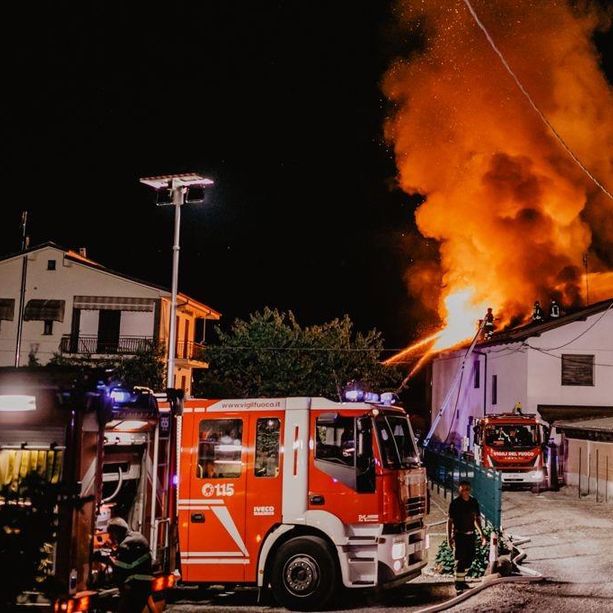 Tetto in fiamme a Busca, al lavoro tutta la notte quattro squadre di vigili del fuoco (VIDEO)