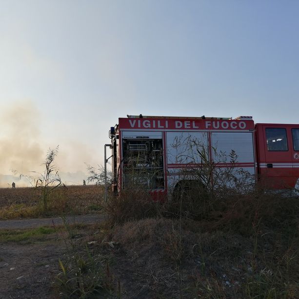 Incendio in un campo da poco trebbiato a Savigliano, intervengono tre squadre dei vigili del fuoco [FOTO]