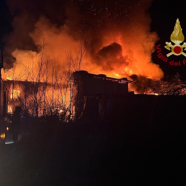 Non ancora estinto del tutto l’incendio del cascinale lungo la A6, a Ceva [VIDEO]