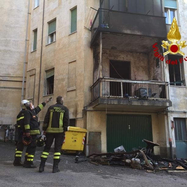 Incendio in un alloggio in corso Dante a Cuneo nella notte, palazzo evacuato: danni ingenti