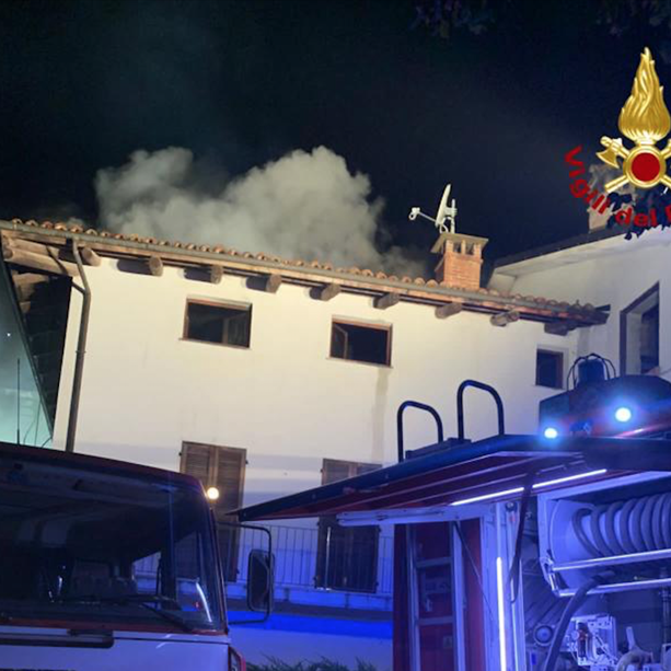 A fuoco una palazzina a Dogliani, appartamento distrutto e 150 metri quadri di tetto incendiato