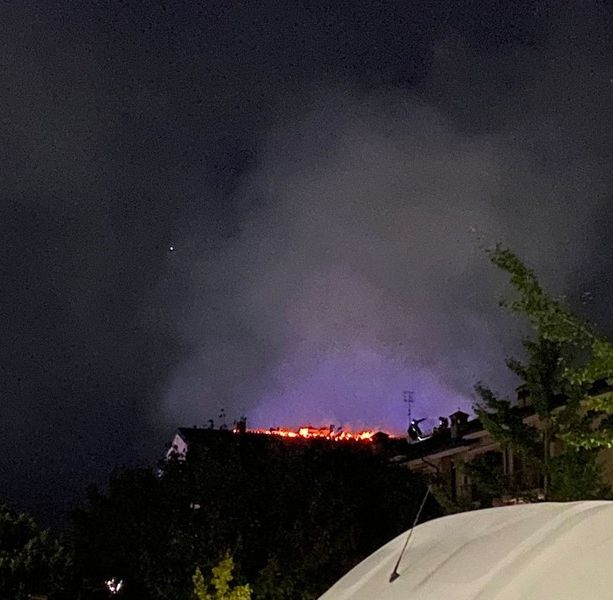 Notte di lavoro per i vigili del fuoco, sette squadre per domare l'incendio al tetto di un condominio a Savigliano