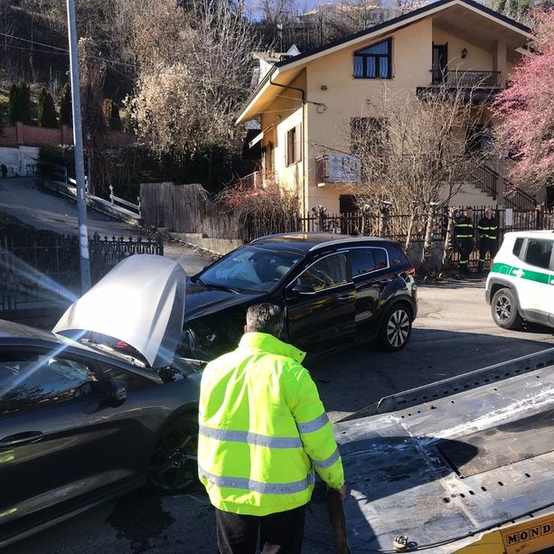 Violento scontro in strada Montenero a Bra: il bilancio è di tre feriti