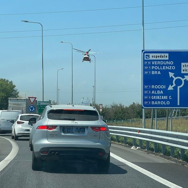 Scontro auto-moto a Roddi all'imbocco dell'A33: centauro in ospedale in codice rosso
