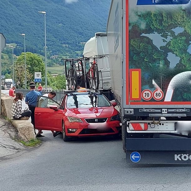 Il solito, maledetto curvone di Demonte: vettura incastrata sotto un tir [VIDEO]
