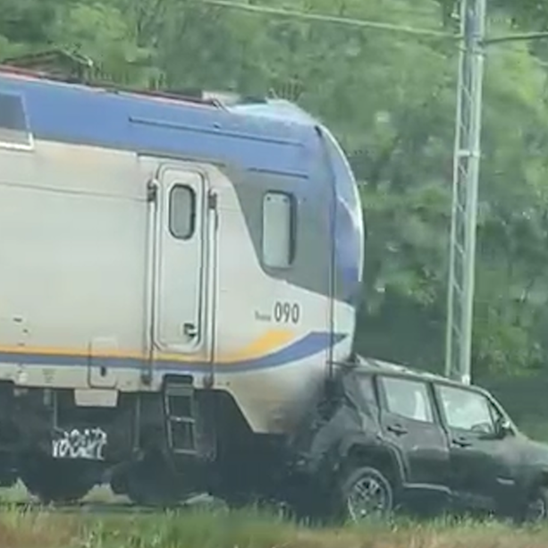 Treno travolge auto sulla linea ferroviaria Alba-Bra. Nessun ferito, traffico in tilt [FOTO E VIDEO]