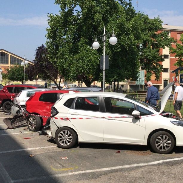 Bra, perde il controllo dell’auto e si schianta contro 7 auto in sosta