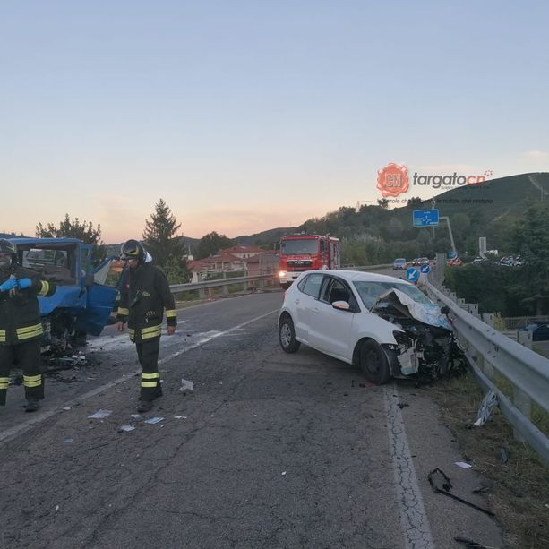 Scontro frontale sulla Circonvallazione di Canale tra un'auto e un furgone, ci sono feriti gravi