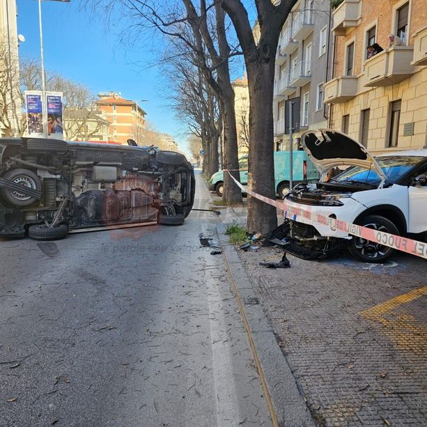 Cuneo, furgone si rovescia  in strada dopo lo scontro  con un’auto parcheggiata [FOTO]