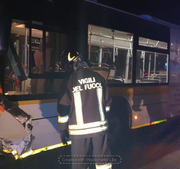 Auto contro pullman tra Passatore e San Pietro del Gallo a Cuneo: è morta una donna di 49 anni di Busca