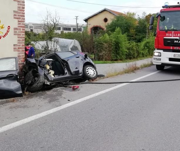 Auto contro muro a Pianfei, deceduto l'uomo alla guida del mezzo