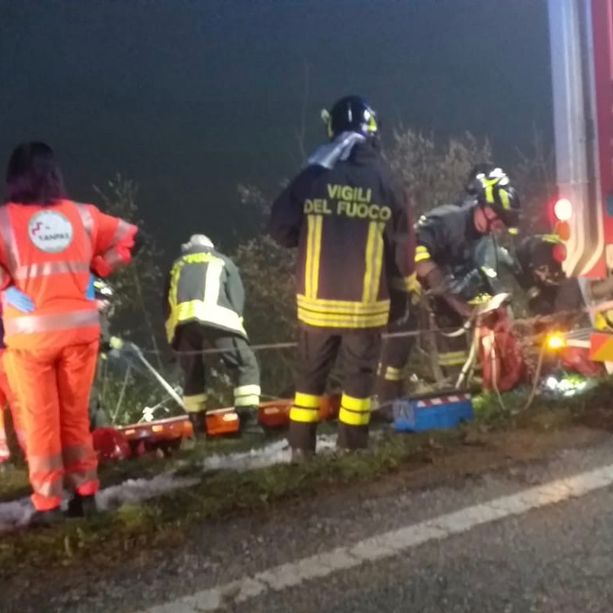 Macchina giù da una scarpata tra Somano e Dogliani: due feriti
