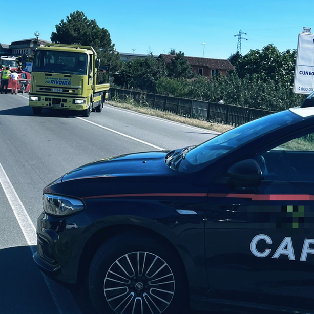 Auto si ribalta davanti al Bar Tom di Fossano: persona anziana incastrata, strada chiusa
