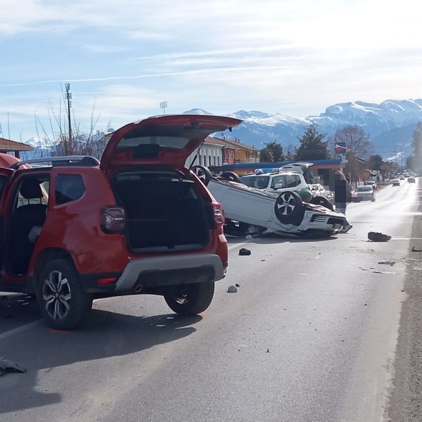 Violento scontro fra due auto in via Valle Po a Cuneo: un mezzo ribaltato