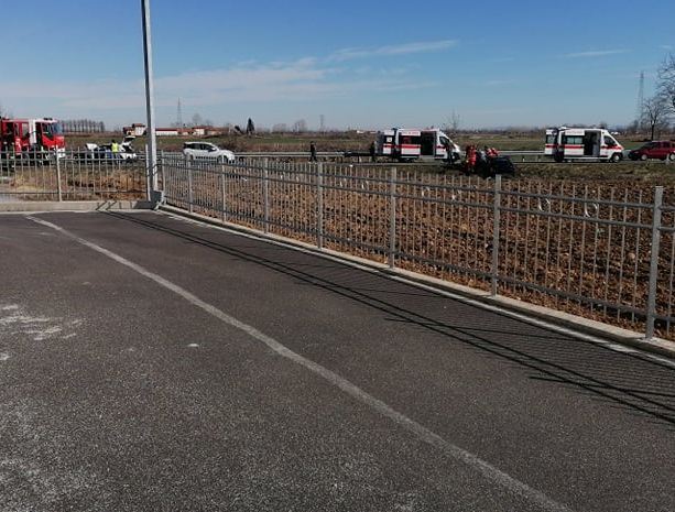 Incidente al Villaggio Colombero: quattro mezzi coinvolti, strada chiusa e traffico paralizzato
