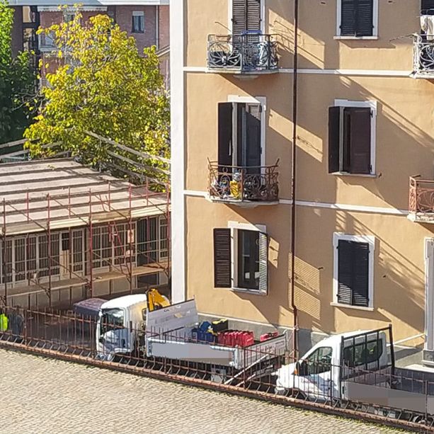 Cade da un ponteggio in via Bisalta a Cuneo, operaio di 53 anni in codice rosso