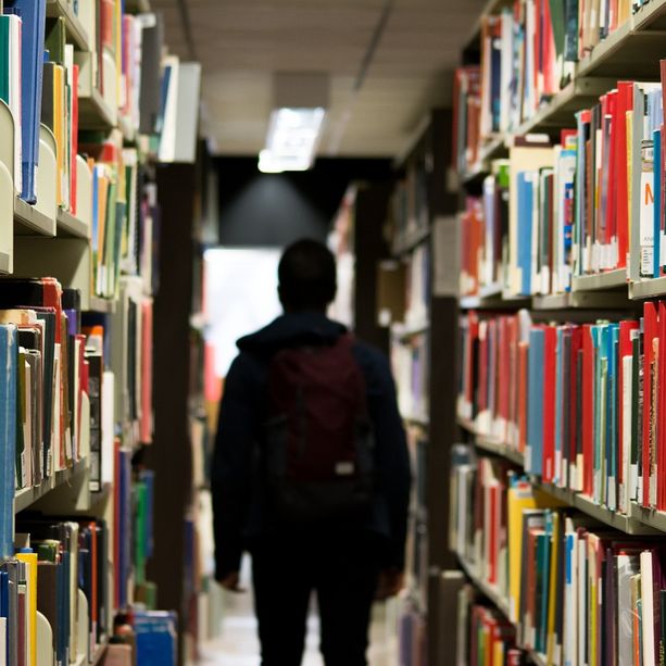 Professoressa delle medie accusata di abusi sessuali su un alunno minore