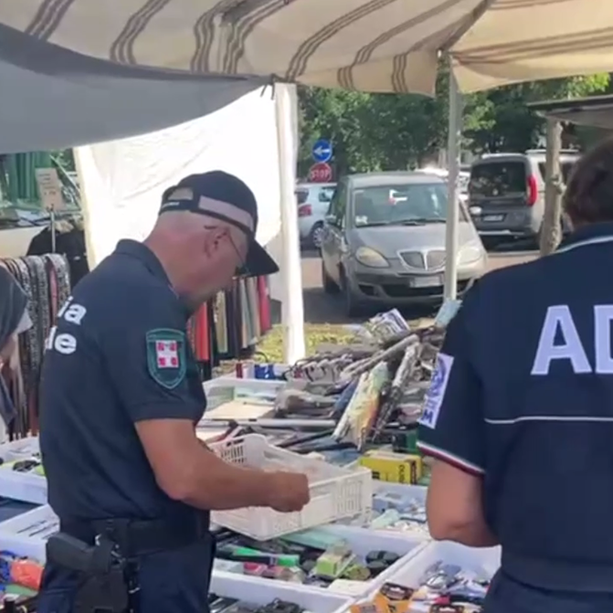 57 auricolari e 7 paia di occhiali sequestrati al mercato di Limone