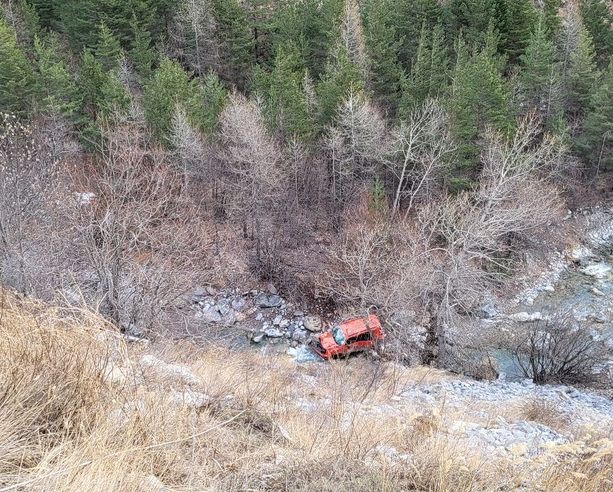 Macchina vola giù per 30 metri alle Barricate in valle Stura: incredibilmente illeso l'uomo alla guida