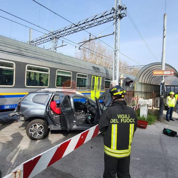 Resta bloccato sui binari con i due figli: l'auto travolge la macchina, ma loro si salvano