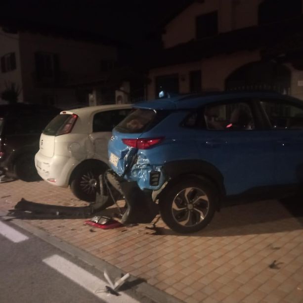 Urta quattro vetture parcheggiate a San Rocco di Bernezzo, scappa ma lascia troppe tracce