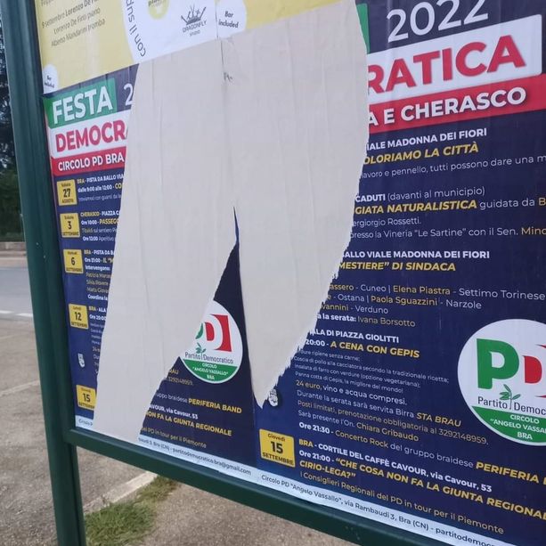 Bra, strappati manifesti Pd della festa democratica 2022 al via sabato 27 agosto
