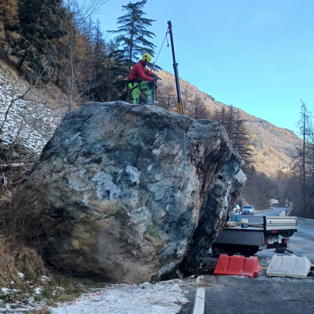 Masso di diverse tonnellate frana sulla provinciale in Valvaraita: sarà fatta brillare con la dinamite