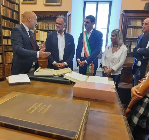 Il ministro del Turismo Garavaglia in visita alla sezione storica della biblioteca di Fossano [FOTO E VIDEO]
