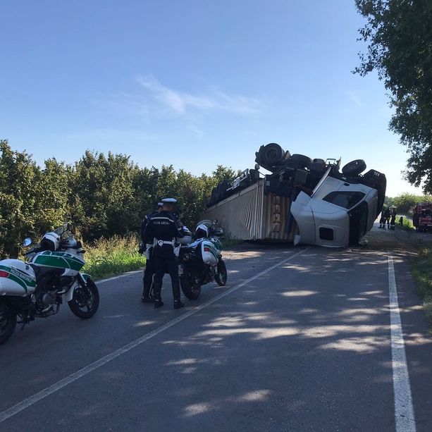 Si intraversa camion carico di rum sulla sp7: strada chiusa tra Pollenzo e Cherasco, traffico in tilt