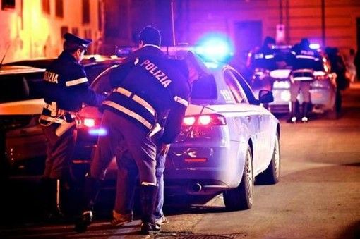 Auto in fuga dalla Polizia nel cuore della notte per le vie del centro di Cuneo: in tre a processo