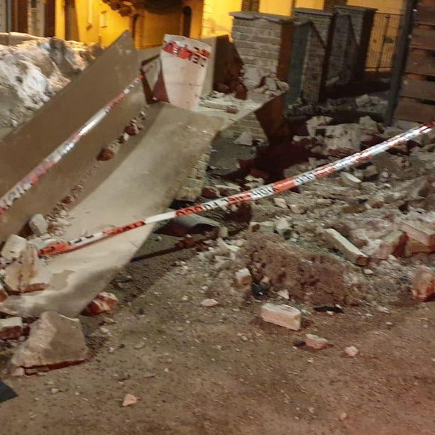 Non si ferma all’alt dei carabinieri poi si ribalta con dodici persone a bordo nel centro di Demonte